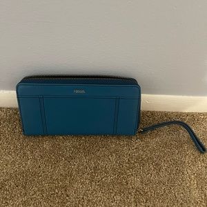 MAKE AN OFFER. 
Fossil Wristlet